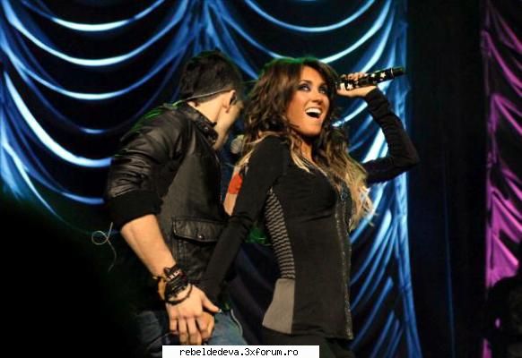 anahi ponchoe foto    