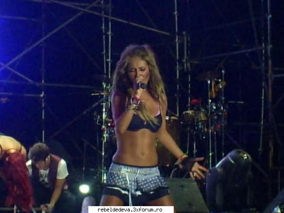 anahi ponchoe foto  