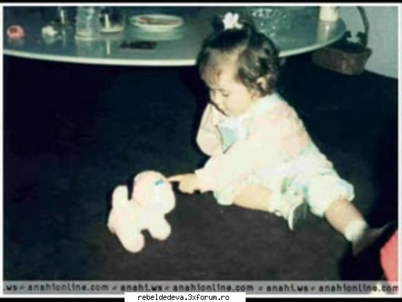 Anahi mica - ):):)ce se juca ia.. :D :D :D =( - Anahi