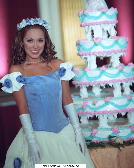 Anahi mica - ce tort frumos .................i soper - Anahi