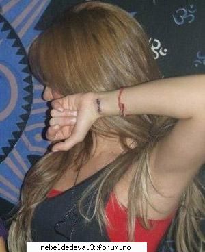 Tatuajul lui anny de pe mana!! - e super tare se numeste ,,breathe'' asha scrie o - Anahi